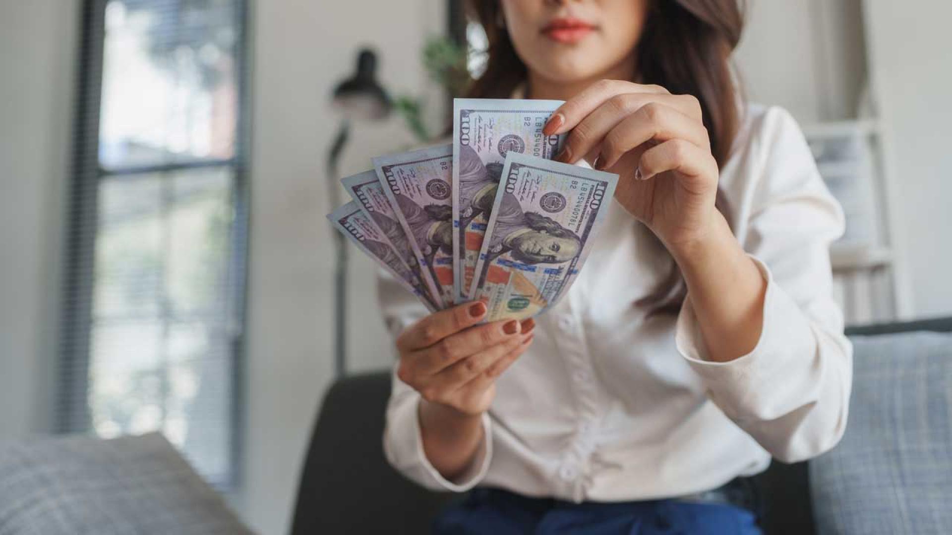 Person holding dollar bills.