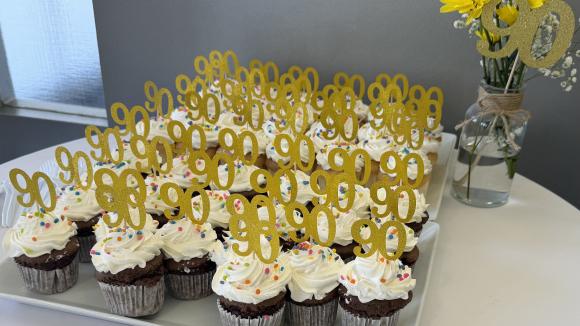 90th cupcakes
