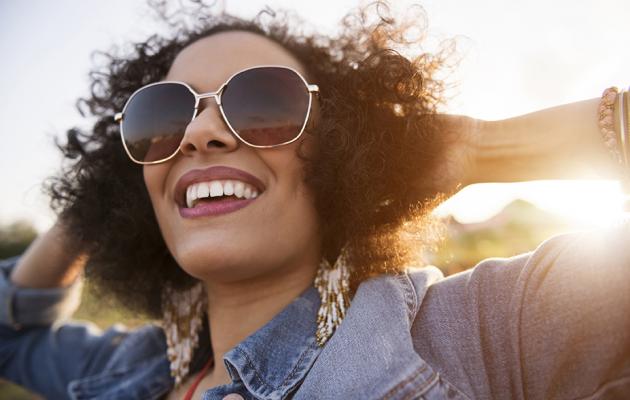 A woman with sunglasses.